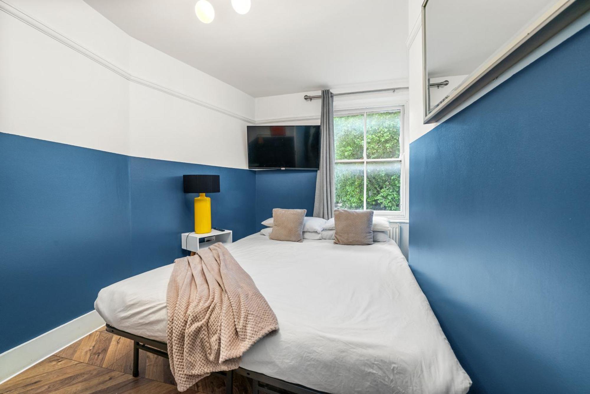 Holiday home 5-bedroom In Sleeps 14 London