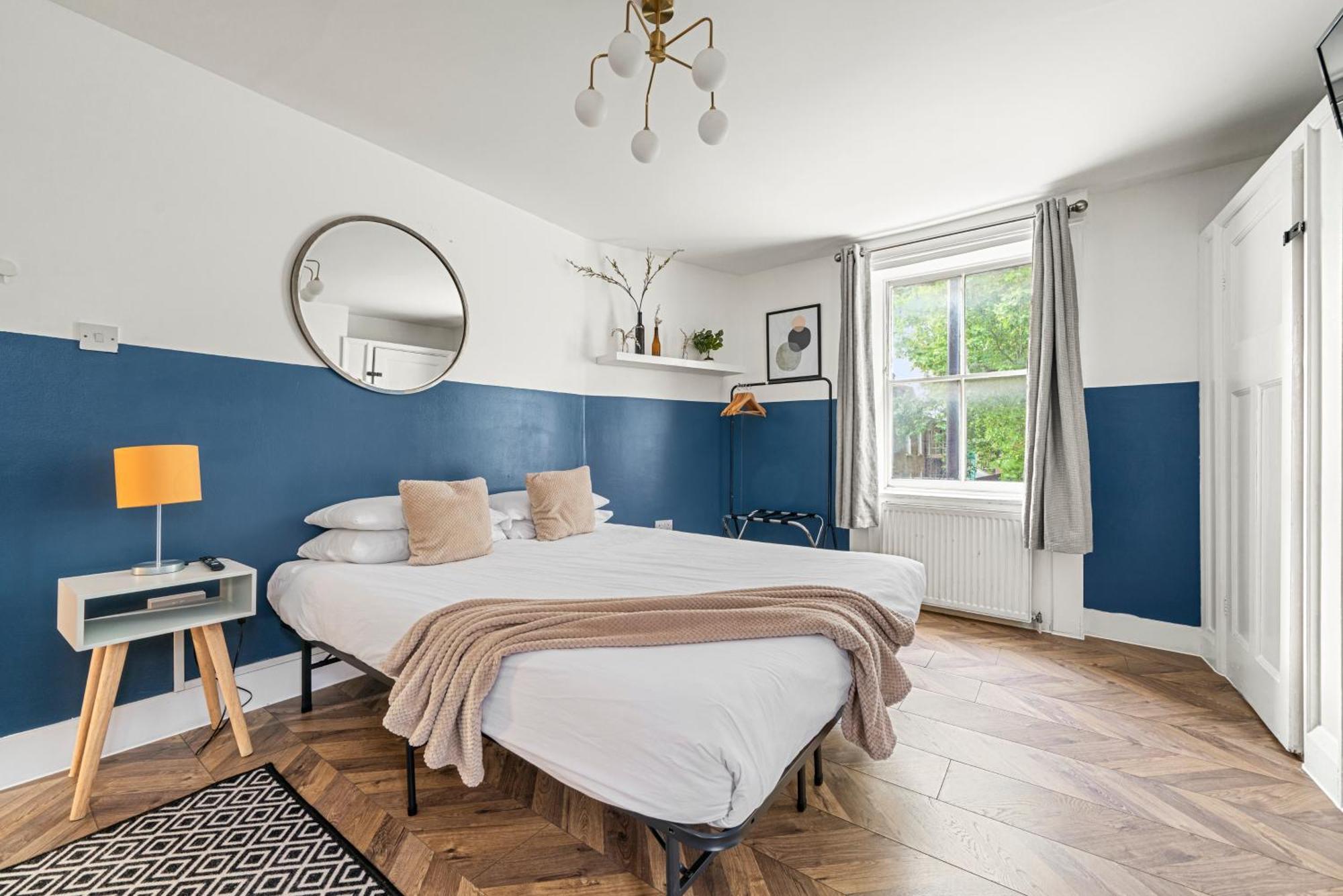 5-bedroom In Sleeps 14 Holiday home