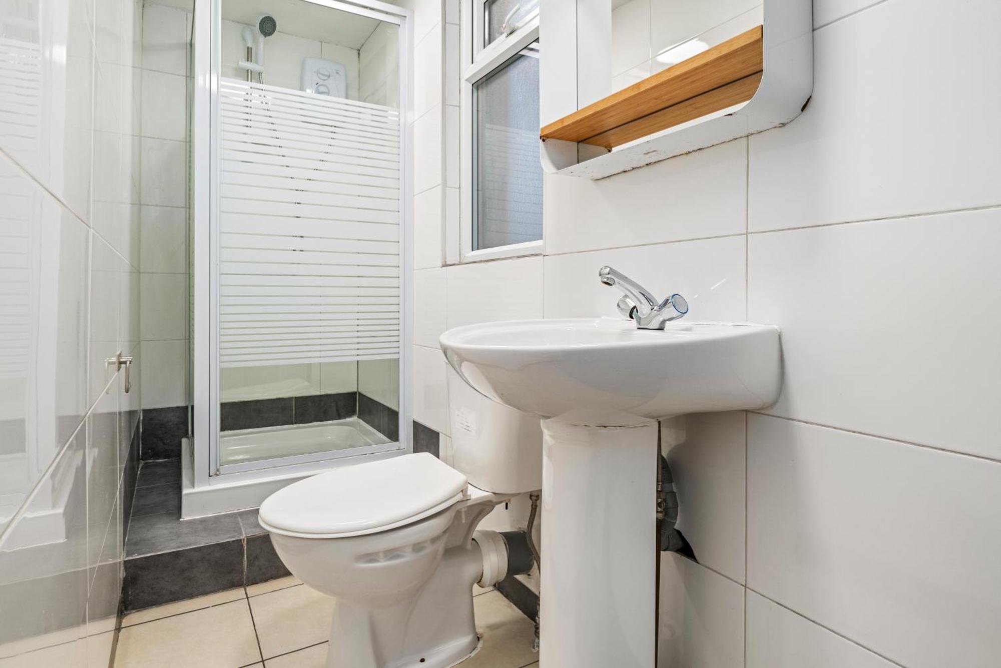5-bedroom In Sleeps 14 Holiday home London